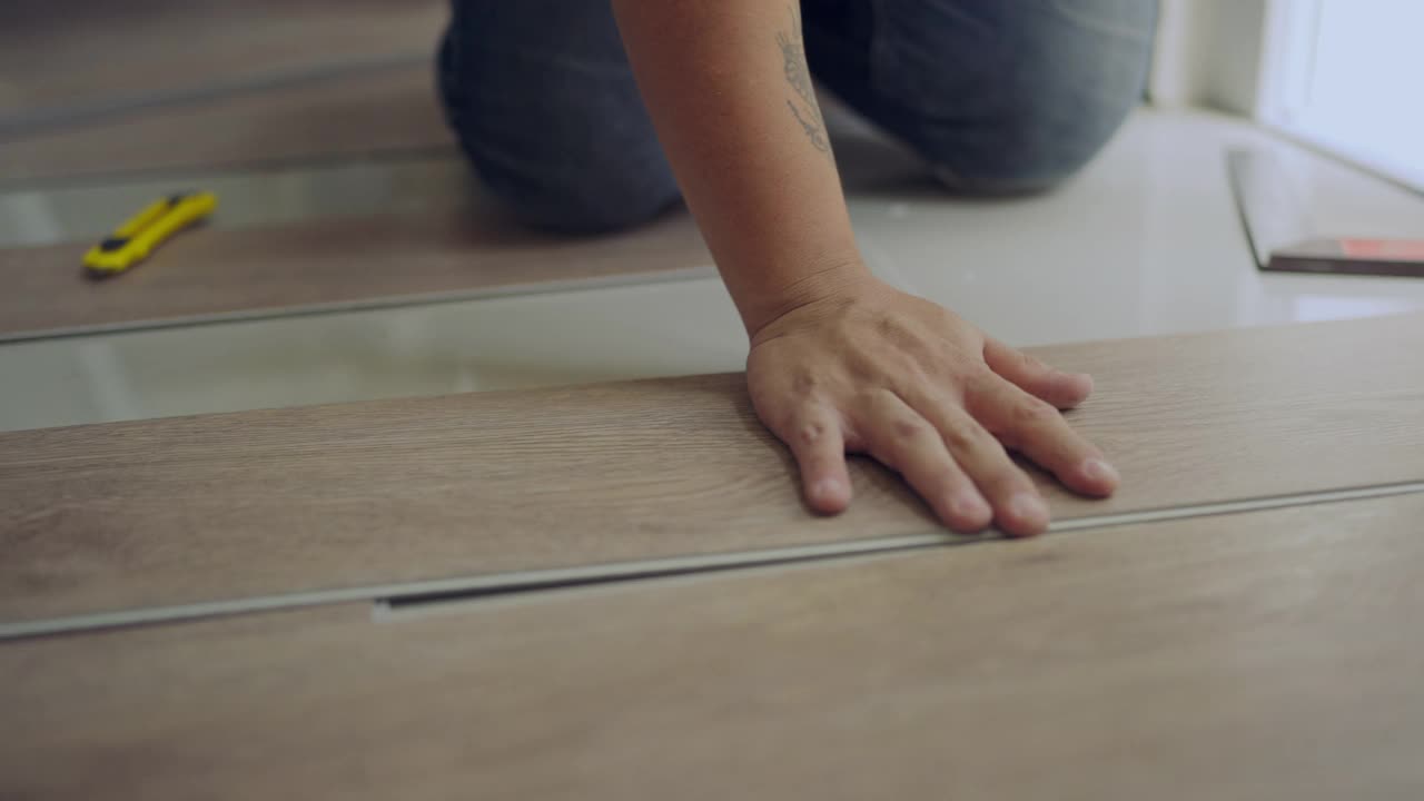男人在家里DIY地板。视频素材