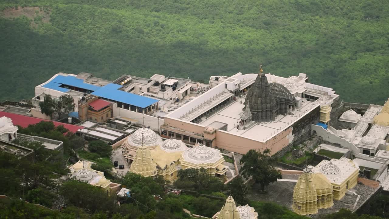 在印度古吉拉特邦的Junagadh，看到被称为Neminath寺庙的耆那教寺庙。印度人古老的朝圣之旅。从格纳尔山上看寺庙和城市视频下载