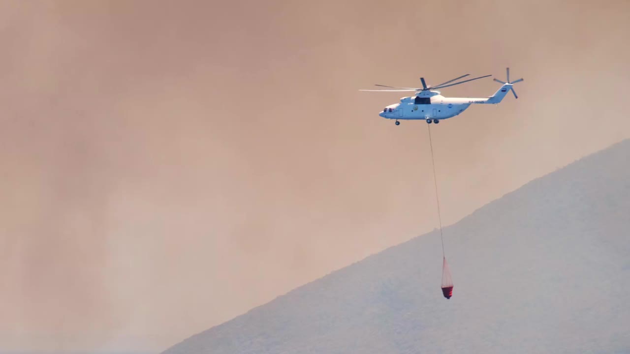 救援直升机在烟雾弥漫的天空中救火。视频素材