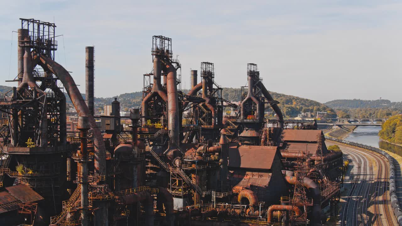 钢烟囱-历史上废弃的金属工厂在伯利恒，宾夕法尼亚州。空中无人机视频与平移摄像机运动。视频素材