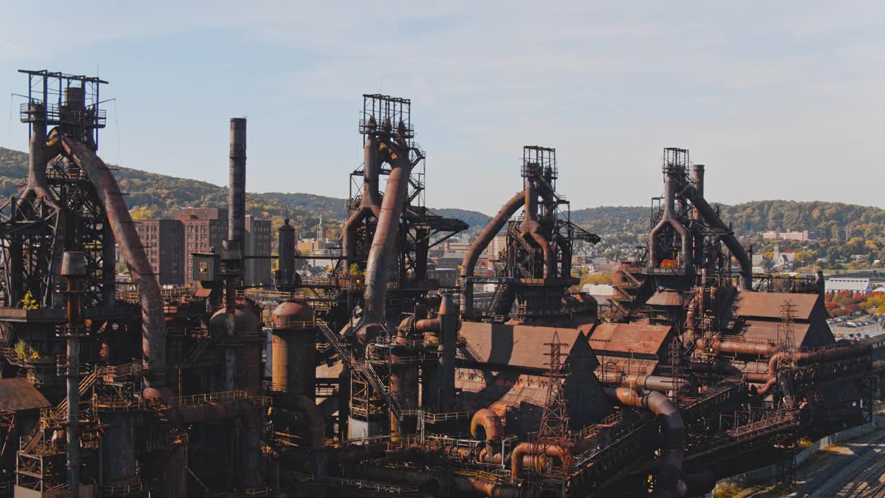 钢烟囱——位于宾夕法尼亚州伯利恒的历史悠久的废弃钢铁厂。航拍无人机视频与电影复杂的向后和平移相机运动。视频素材