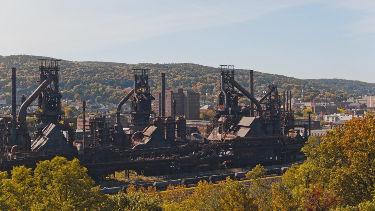 钢烟囱-宾夕法尼亚州伯利恒的历史性钢铁计划。无人机的视频与树后的平移相机的运动。视频素材