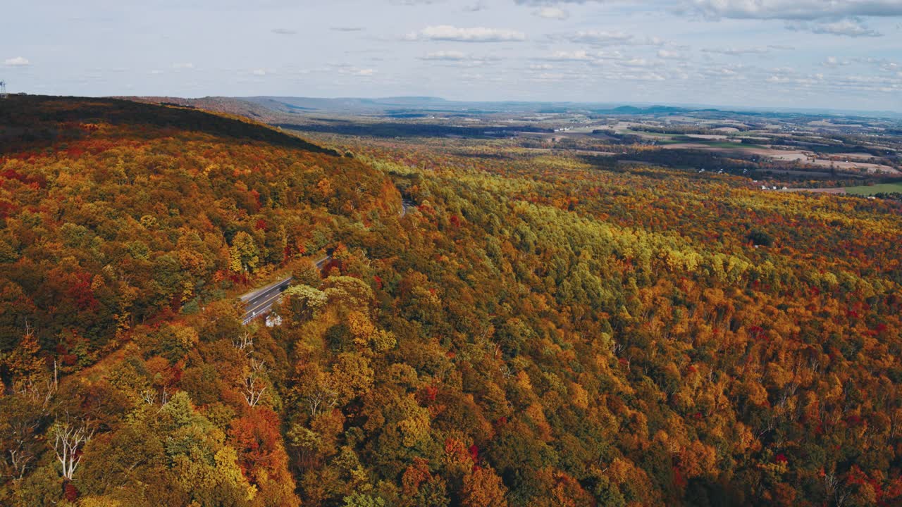 阿巴拉契亚山脉高速公路上遥远的鸟瞰图，背景是宾夕法尼亚州波科诺斯偏远的利哈伊山谷。航拍视频与后向摄像机运动。视频下载