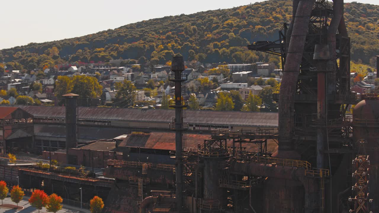 SteelStacks——位于宾夕法尼亚州伯利恒的历史悠久的钢铁厂。空中无人机视频与平移轨道摄像机运动。视频素材