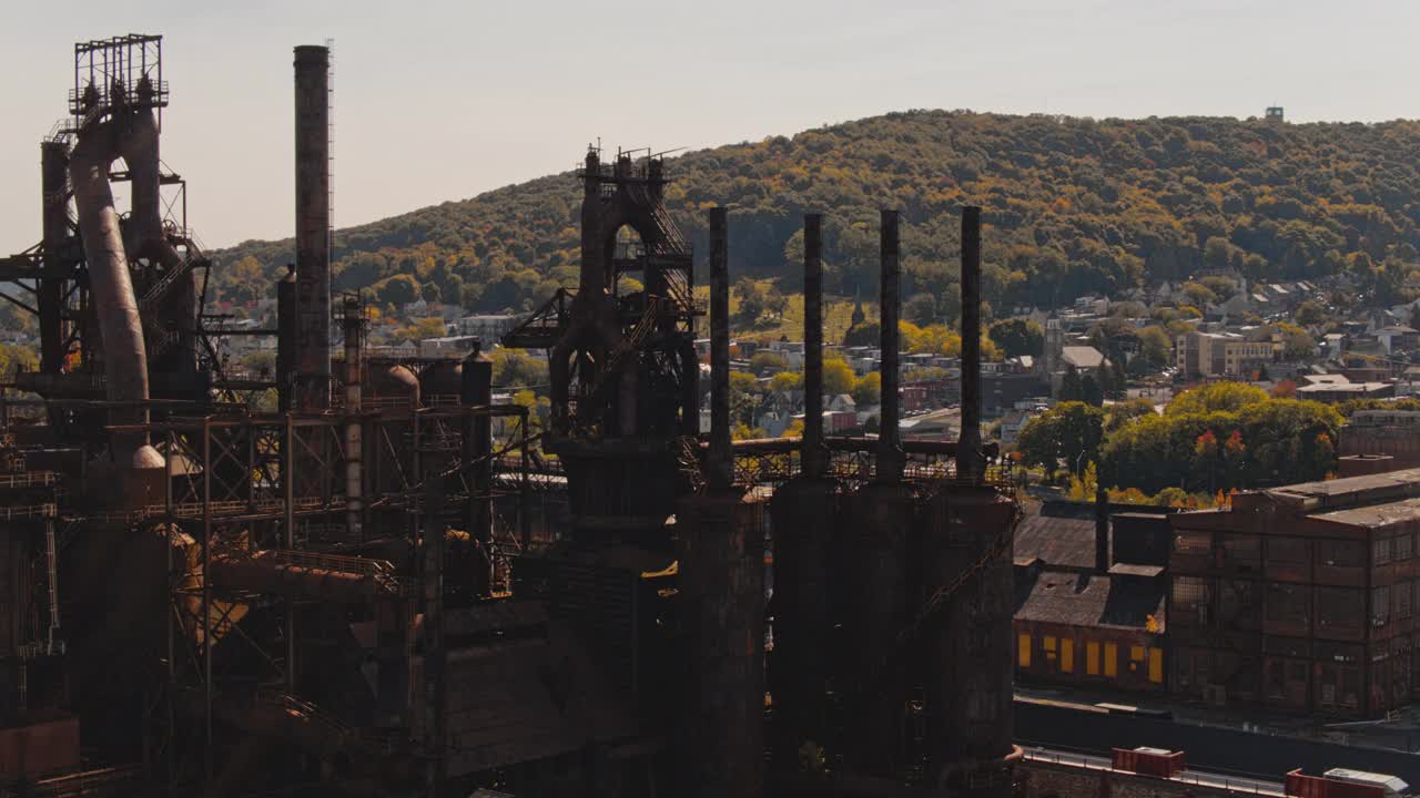 钢烟囱-宾夕法尼亚州伯利恒的废弃的历史钢铁厂。无人机视频与全景轨道复杂的摄像机运动。视频素材