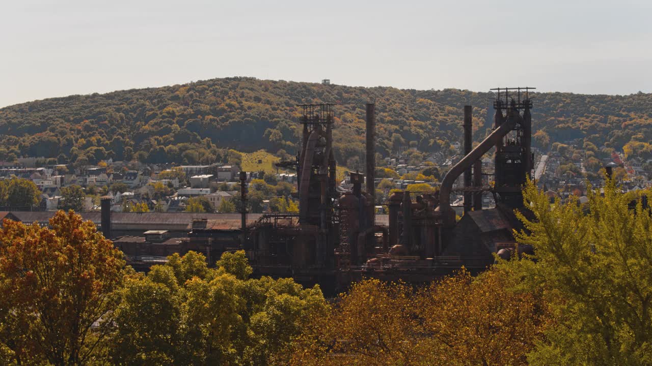 SteelStacks——位于宾夕法尼亚州伯利恒的历史悠久的钢铁厂。无人机视频与向前摄像机运动。视频素材