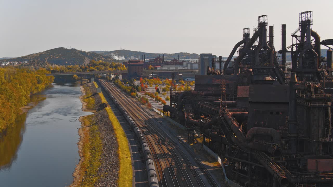 沿着里海河俯瞰SteelStacks——位于宾夕法尼亚州伯利恒的具有历史意义的钢铁厂。无人机视频与向前摄像机运动。视频素材