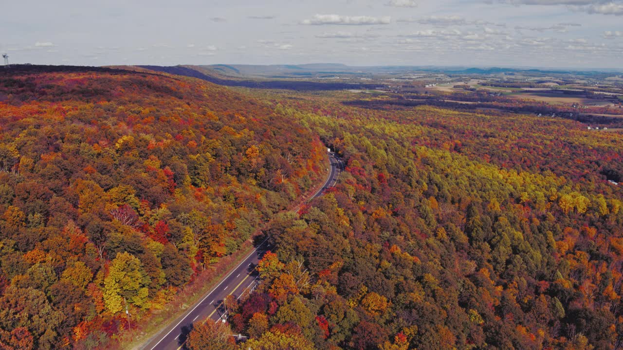 阿巴拉契亚山脉高速公路上遥远的鸟瞰图，背景是宾夕法尼亚州波科诺斯偏远的利哈伊山谷。航拍视频，摄像机向前移动。视频下载