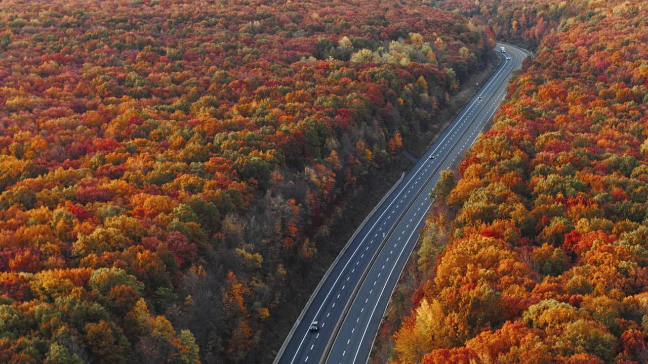 山上的公路在清晨，在日落之后，在五彩缤纷的秋天季节。空中无人机视频与平移摄像机运动。视频素材