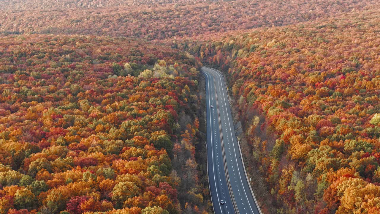 山上的公路在清晨，在日落之后，在五彩缤纷的秋天季节。空中无人机视频与平移摄像机运动。视频下载