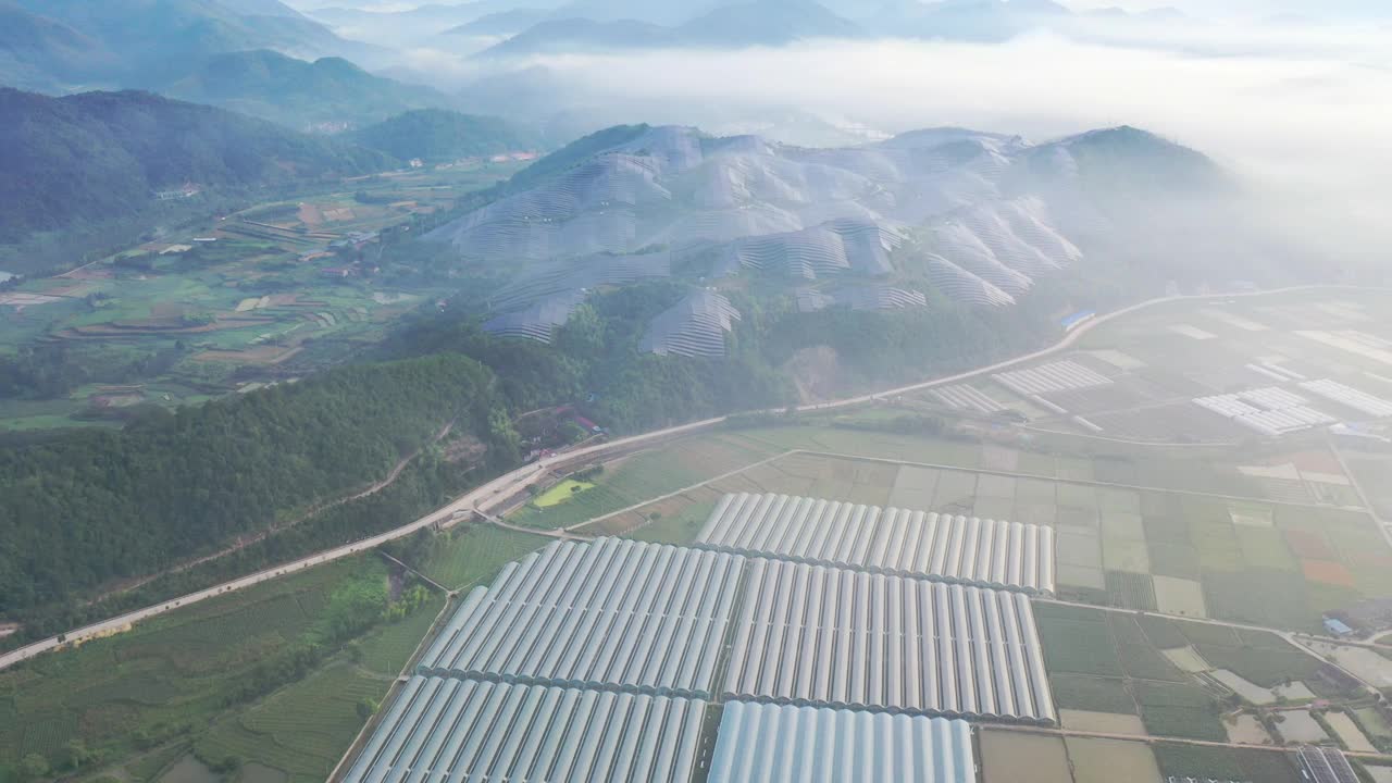 雾中的农场鸟瞰图和山顶的太阳能发电站视频下载