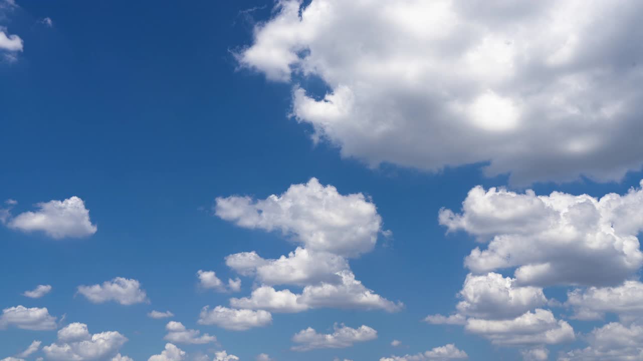 白云在蓝天中流动视频素材