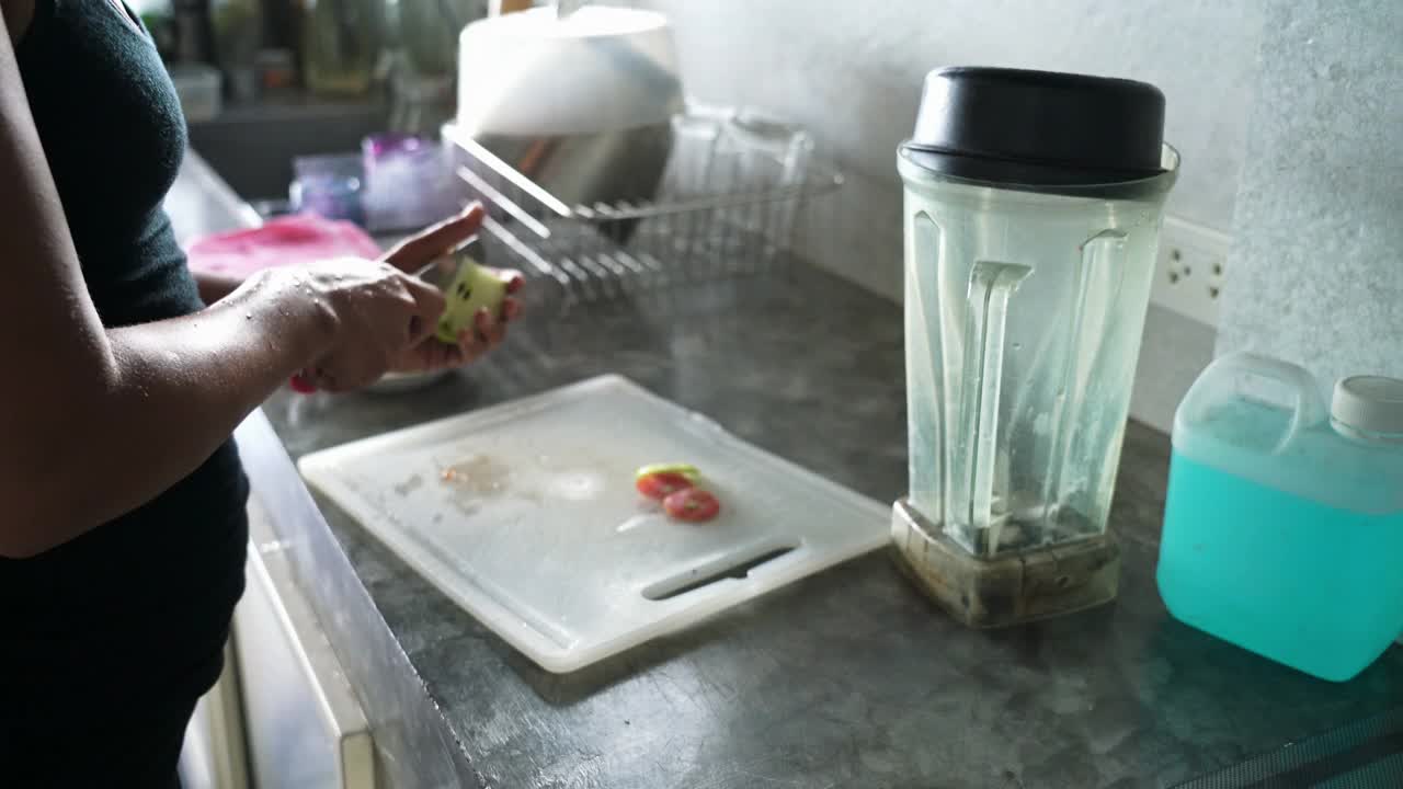 在搅拌机里切苹果做健康的冰沙的女人视频下载