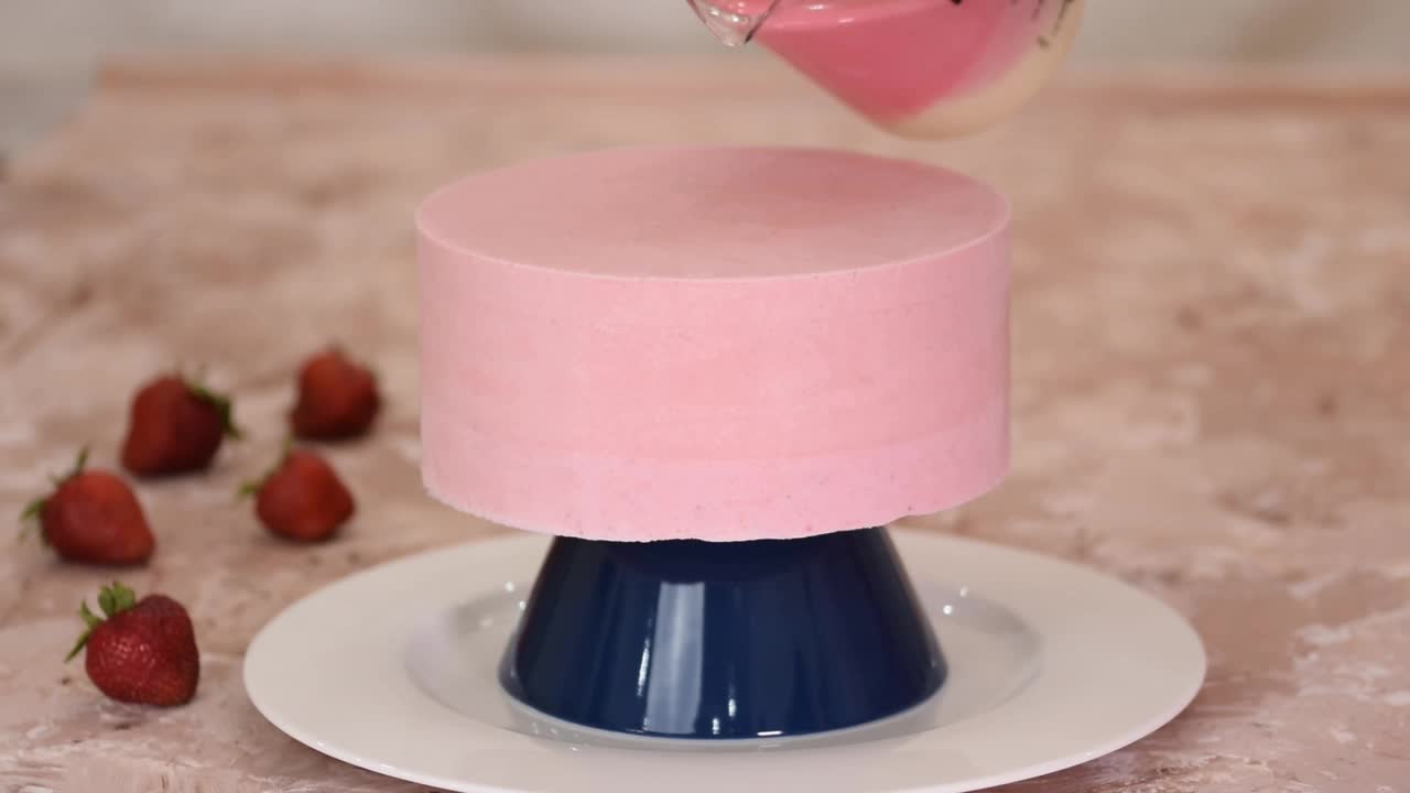 糕点师准备现代法式慕斯甜点与镜子釉。视频下载