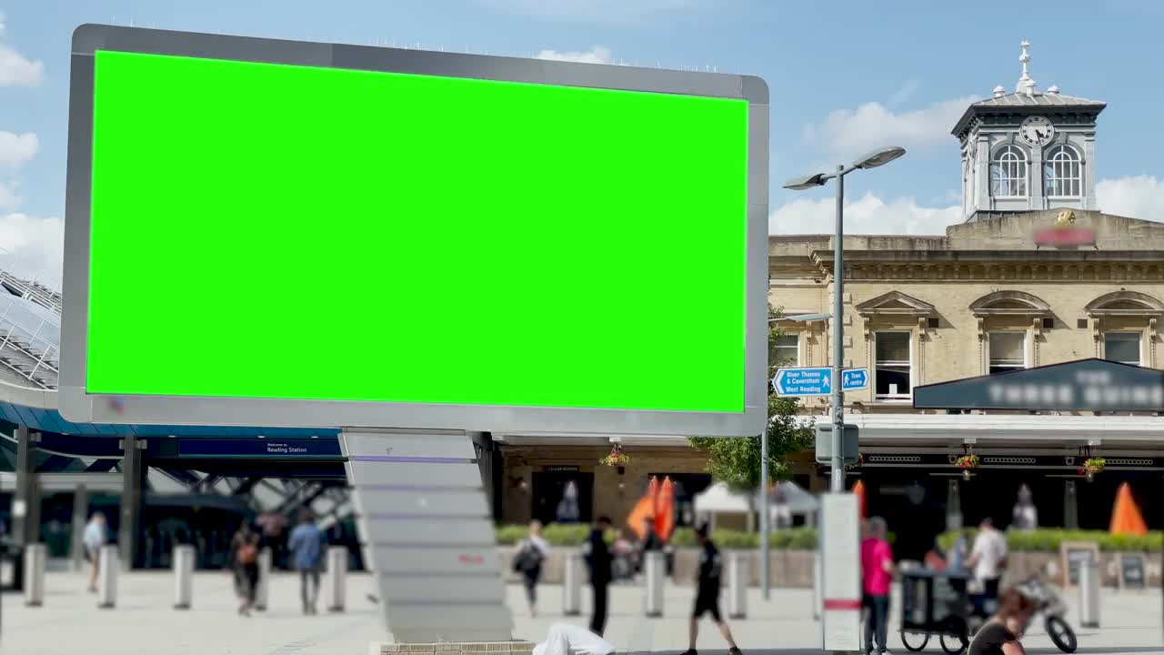 4K繁忙的欧洲城市中心公共汽车和火车交通枢纽和购物零售高街与广告广告牌绿色屏幕。ChromaKey与Copy Space，阅读，英国视频下载