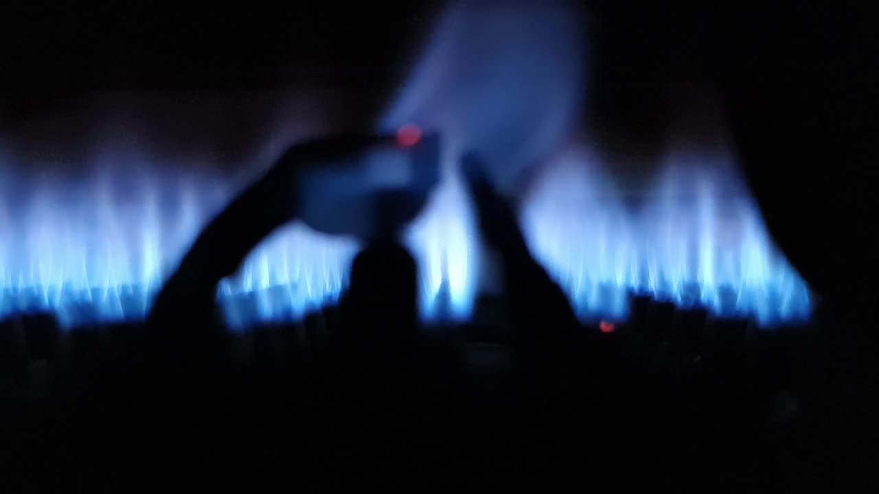 燃气热水器。燃烧的气体。蓝色的燃料。气体火焰。天然气视频下载