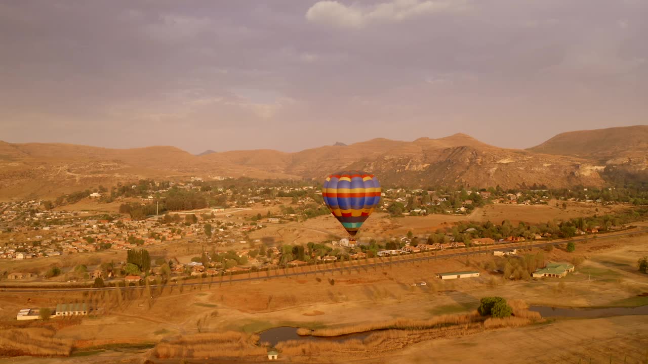 鸟瞰美丽的南非-热空气气球-股票视频视频下载