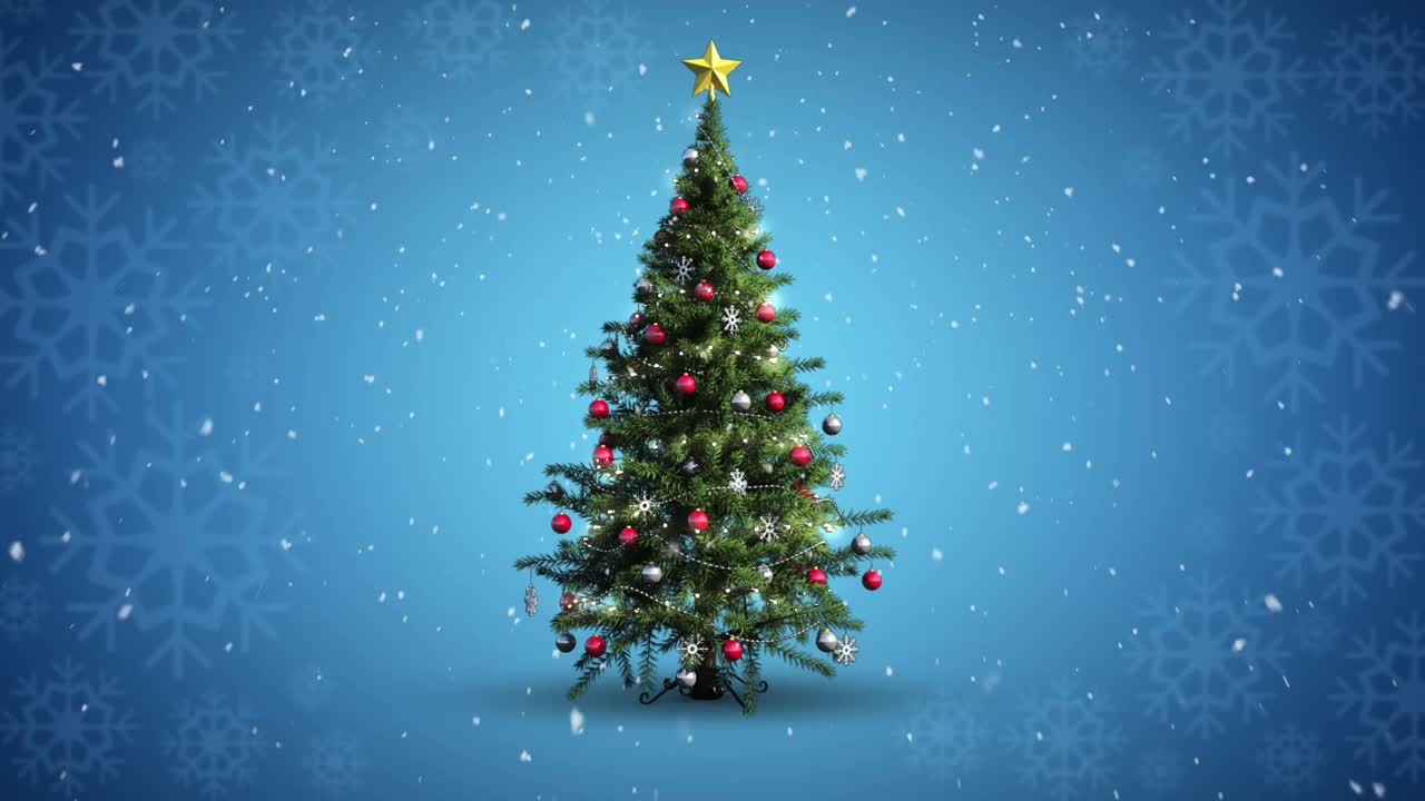 在蓝色背景下，圣诞树上飘落的雪花映衬着闪亮的星形装饰灯视频素材