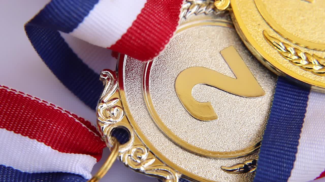冠军或冠军金银铜奖杯奖牌旋转在白色背景的俯视图。获得比赛第一名。胜利或成功理念视频下载