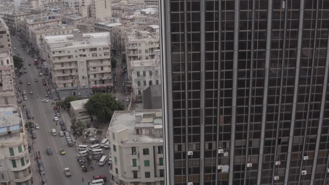 无人机在埃及亚历山德里亚市中心街道上空拍摄视频下载