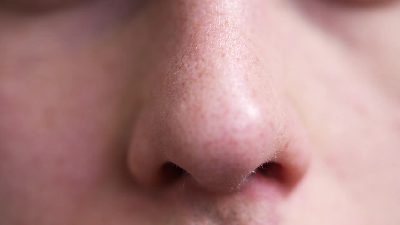 男性用鼻子嗅或呼吸视频下载