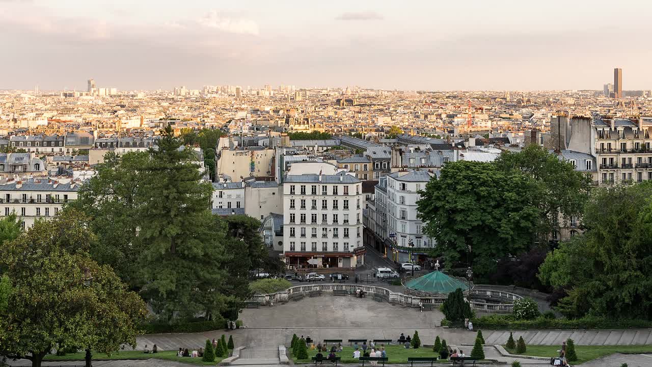 巴黎，法国，时间流逝——从蒙马特山顶看巴黎这座城市从白天到夜晚视频下载