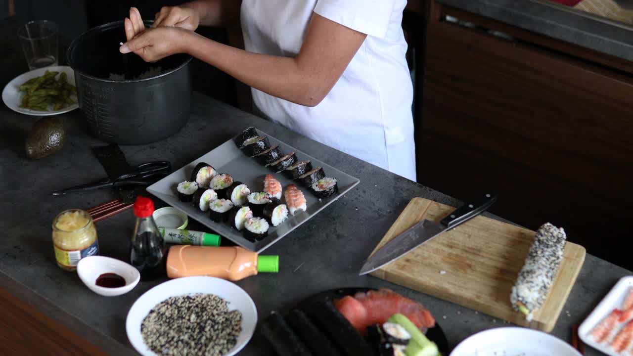 泰国妇女制作饭团，并在盘子上摆放寿司寿司卷视频下载