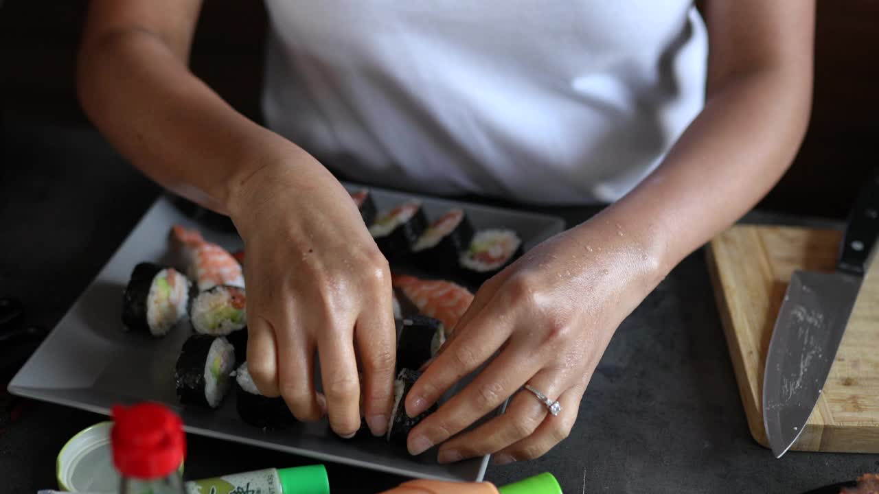 制作和安排美味的寿司盘，有几种寿司卷视频下载
