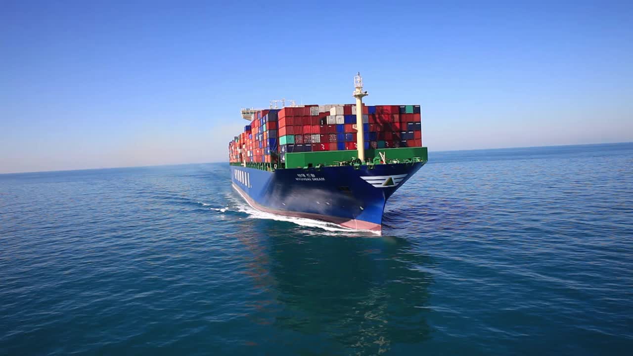 集装箱船装载大型集装箱后起航/韩国视频下载