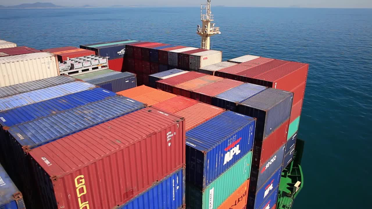 集装箱船装载大型集装箱后起航/韩国视频下载