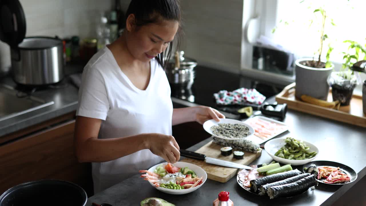寿司师傅技艺精湛，配以黑白芝麻调味，配以海鲜和生蔬菜视频下载