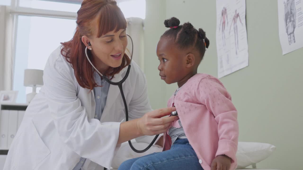 一个医生用听诊器给一个可爱的小女孩做检查的4k视频视频下载
