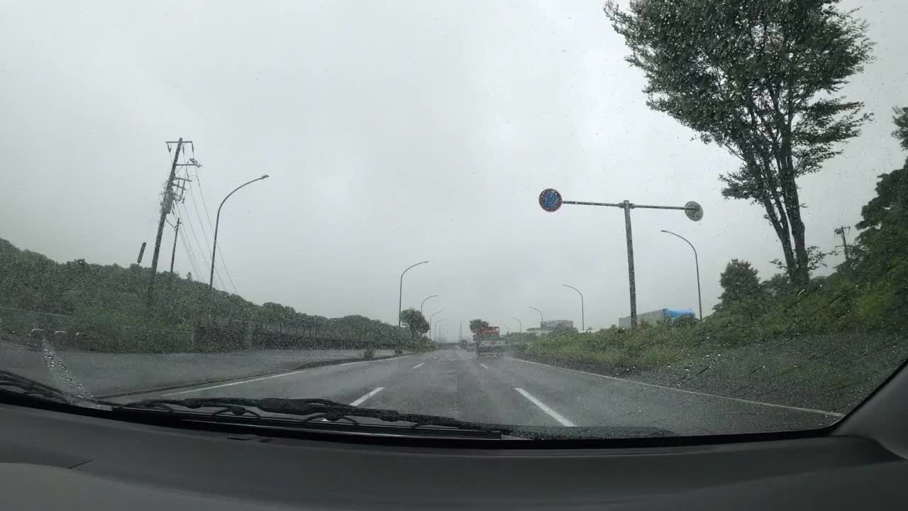 雨中行驶视频素材