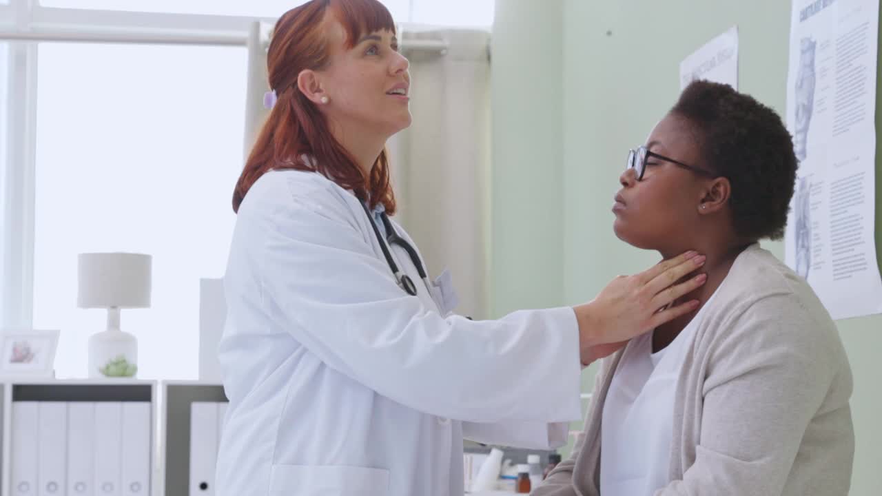 一段4k视频显示一名女医生在会诊期间检查一名女性的喉咙视频素材