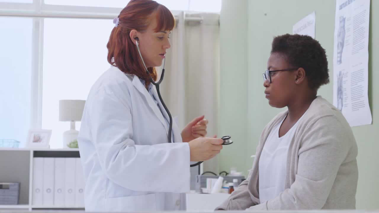 一名女医生用听诊器检查病人的4k视频片段视频素材