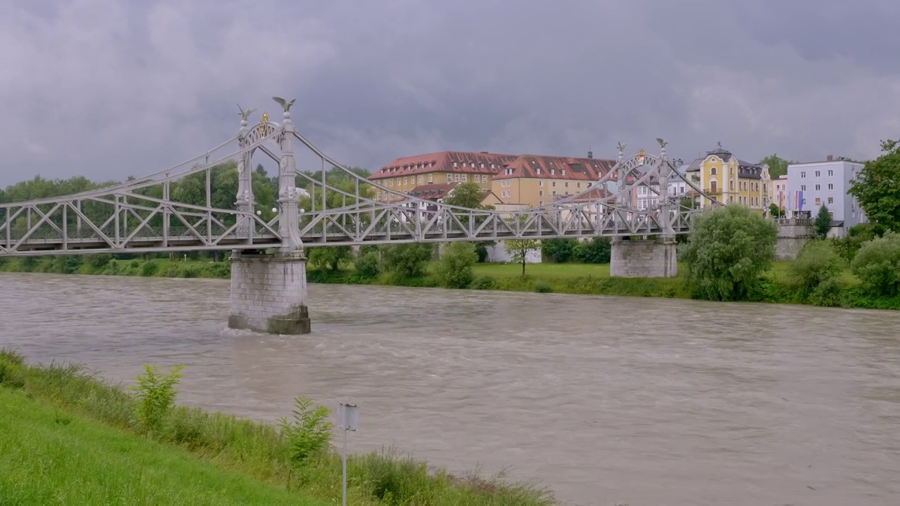 2021年7月，萨尔扎克河和巴伐利亚劳芬市发生洪水视频下载