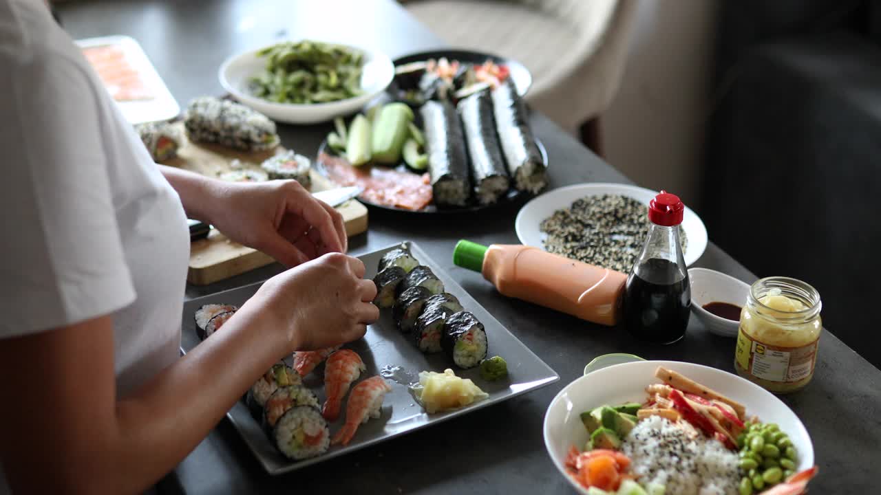 传统的寿司卷和手握寿司卷视频下载