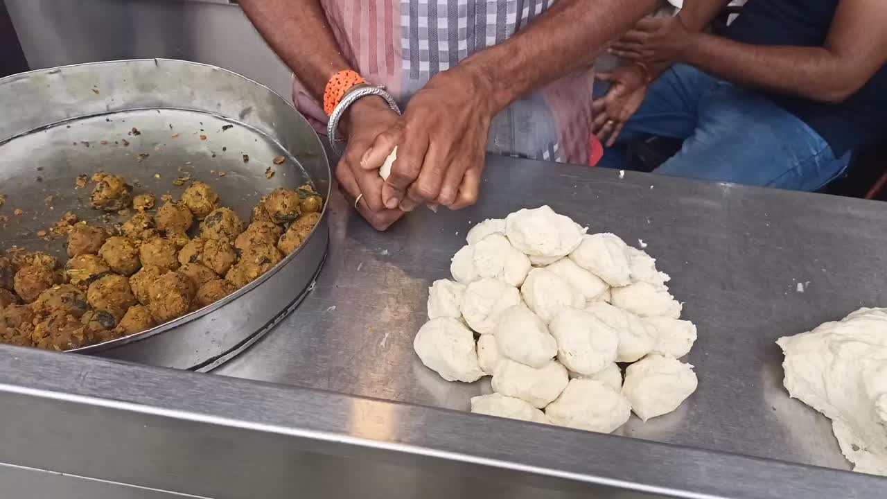 印度餐馆准备的印度小吃Kachori。视频下载