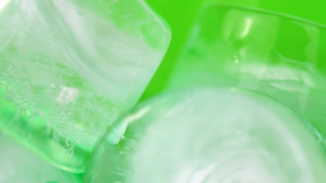 薄荷甜酒洒在冰块上视频素材