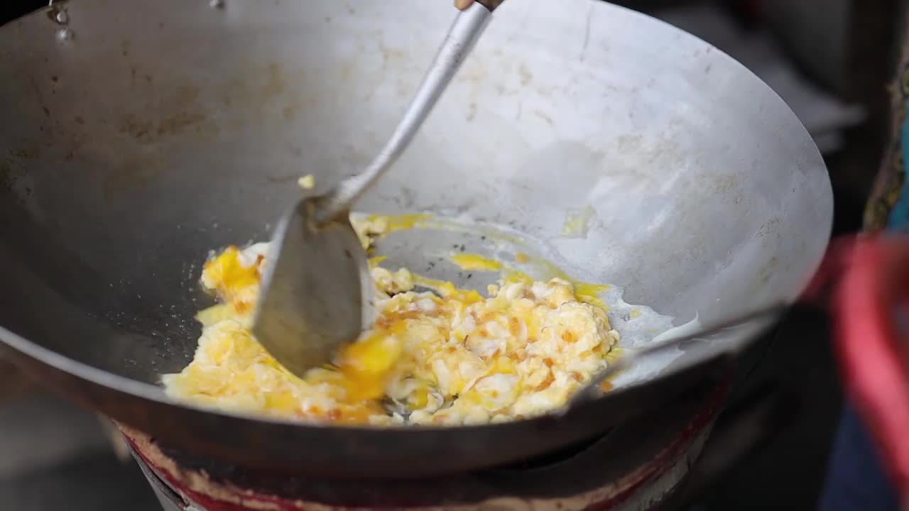 泰式炒面是泰国的街头小吃视频素材