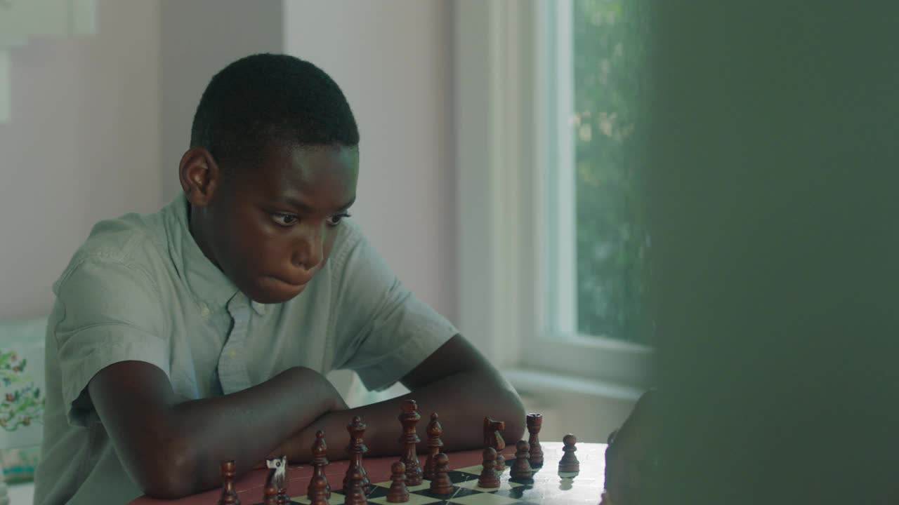 一个下棋的小男孩视频素材