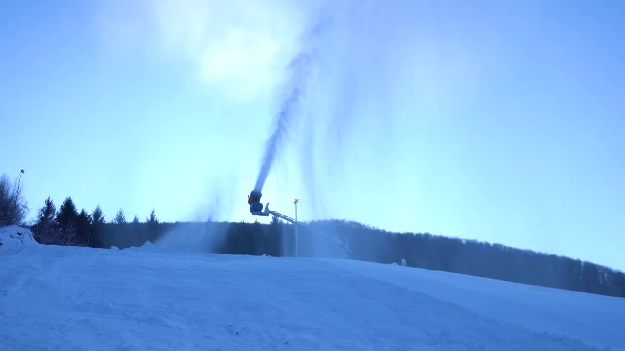 造雪机为滑雪道生成雪喷泉。视频购买