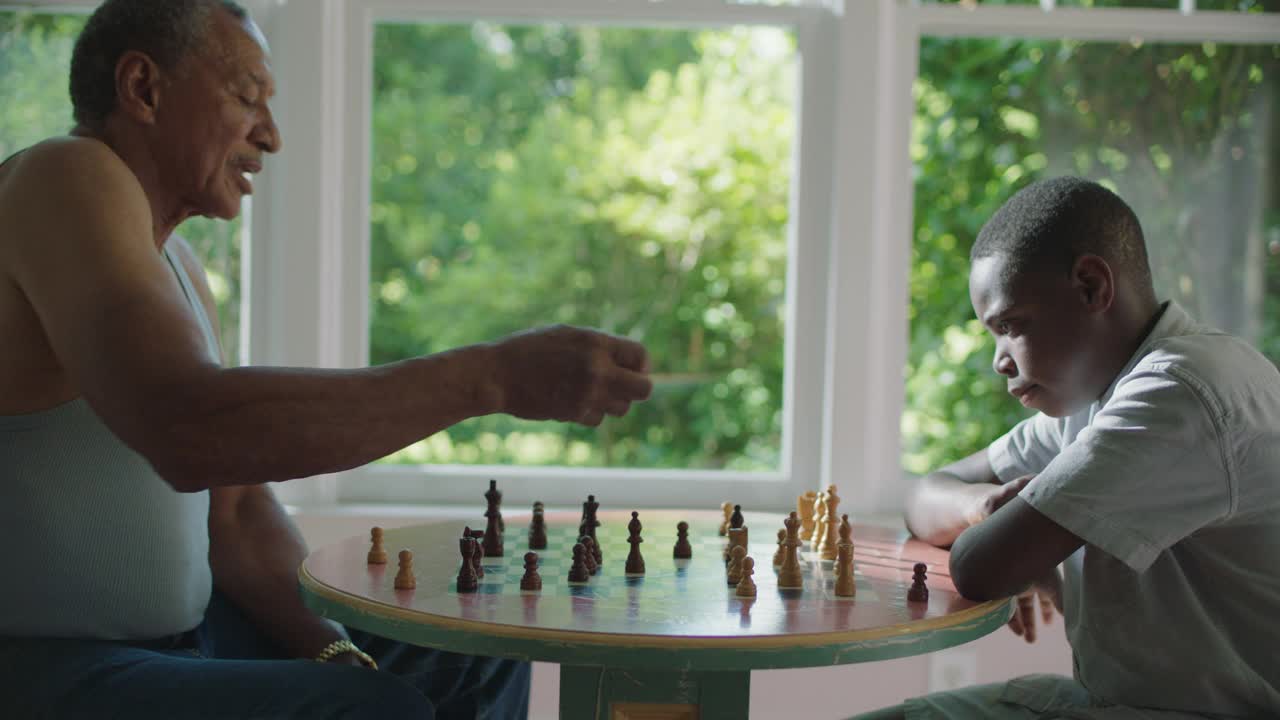 在国际象棋中，一个成熟的男人对一个年轻的男孩下了一步棋视频下载