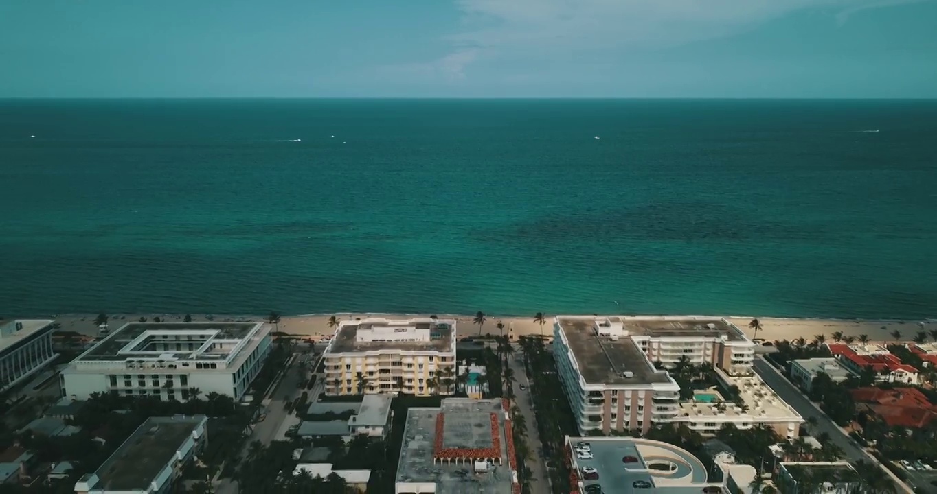 2019冠状病毒病(COVID-19)三角洲变种抬头期间，2021年7月炎热的夏天，俯瞰佛罗里达棕榈滩海滩的沃斯大道钟楼、海滨住宅和棕榈树的阴影视频下载
