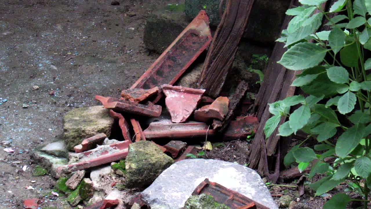 地上有一堆垃圾。破碎的赤陶瓦或赤陶屋顶散落在地上。视频下载