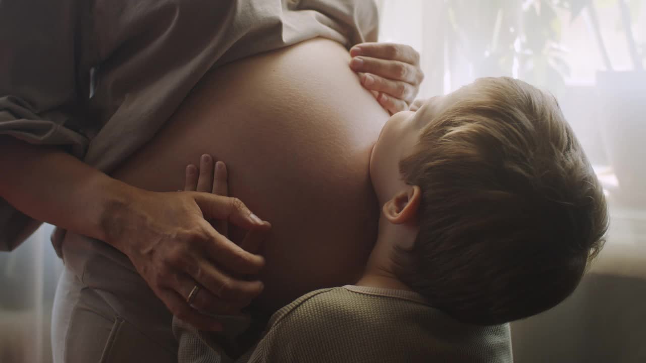 小男孩和他怀孕的妈妈在一起视频素材