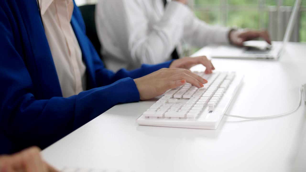 美丽的呼叫中心女性支持和打字键盘在她的工作站视频素材