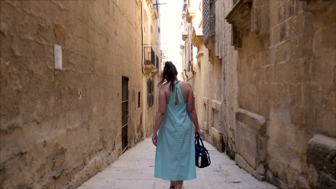 漫步在瓦莱塔老城的鹅卵石狭窄小巷和街道上，探索有趣的商店和地中海文化。马耳他视频下载