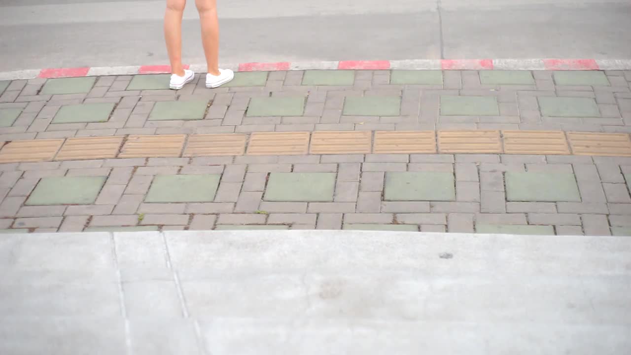 慢动作的年轻女子走在行人过路视频下载