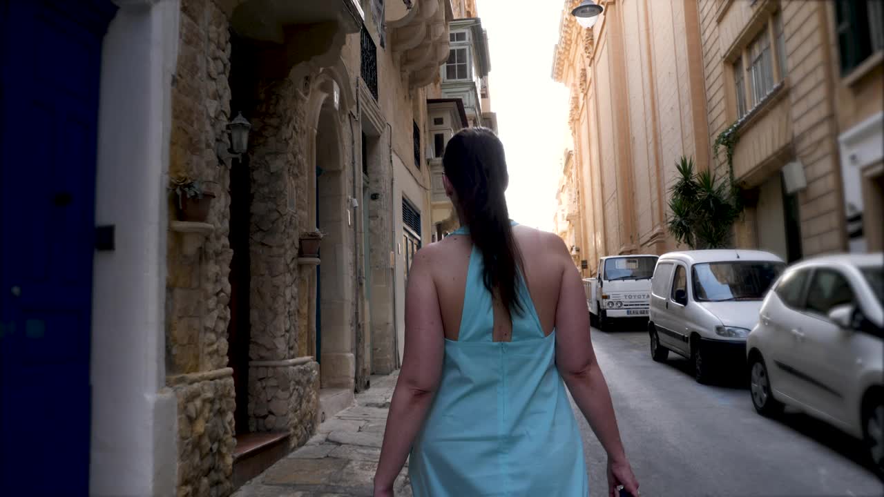 漫步在瓦莱塔老城的鹅卵石狭窄小巷和街道上，探索有趣的商店和地中海文化。马耳他视频下载